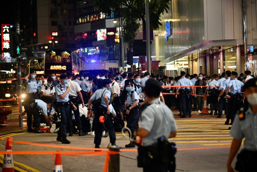 警員被人襲擊受傷倒地。