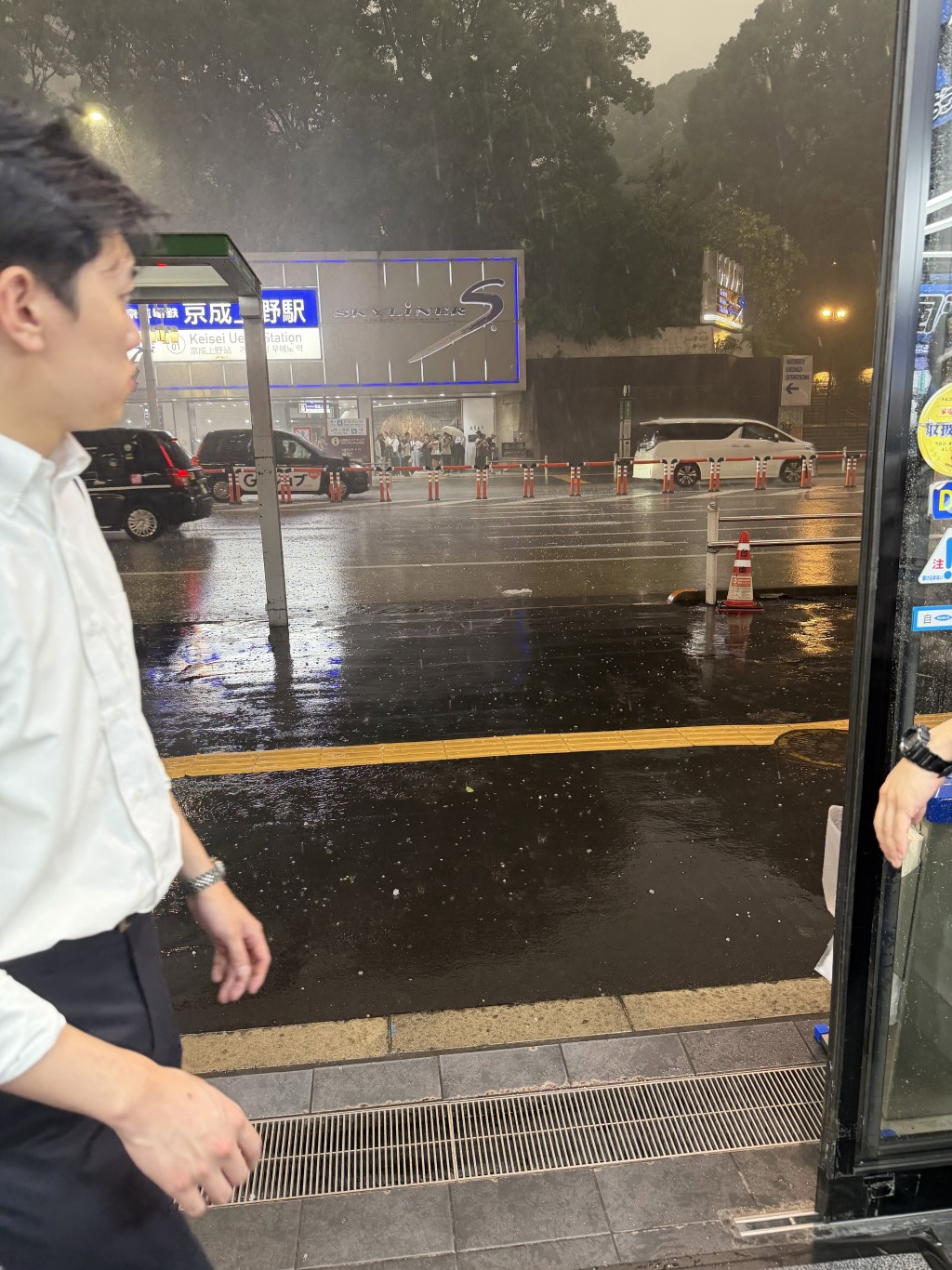 東京上野天氣驟變落冰雹。threads@jia.shannn