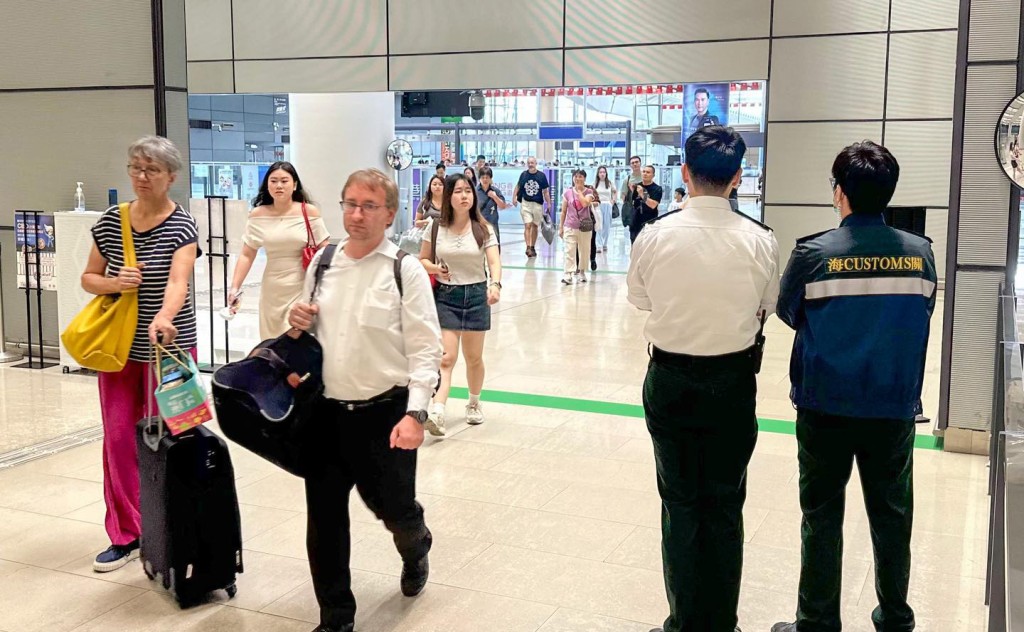 為迎接訪港旅客及應對人流車流，香港海關積極部署，制訂一系列措施，確保各口岸通關暢順。香港海關FB圖片