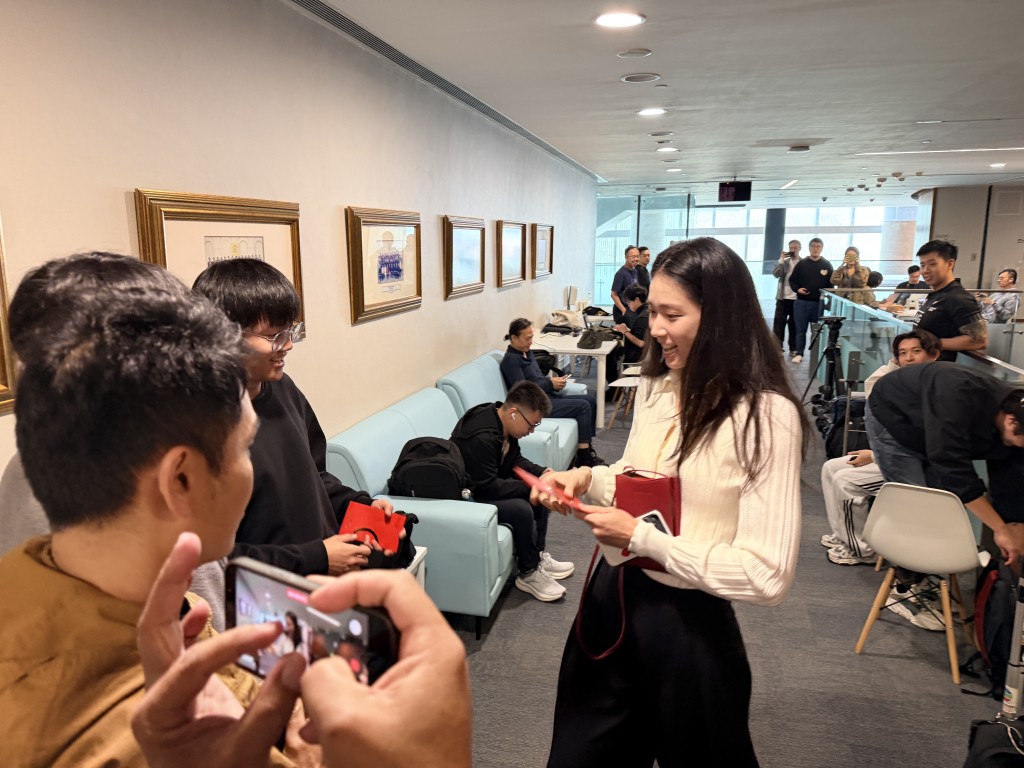 江旻憓到會議室外主動向記者派利是。 江旻憓到會議室外主動向記者派利是。