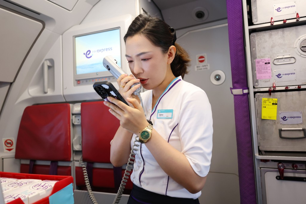快運空姐透過機上廣播向各地顧客介紹「長洲太平清醮」。香港快運提供
