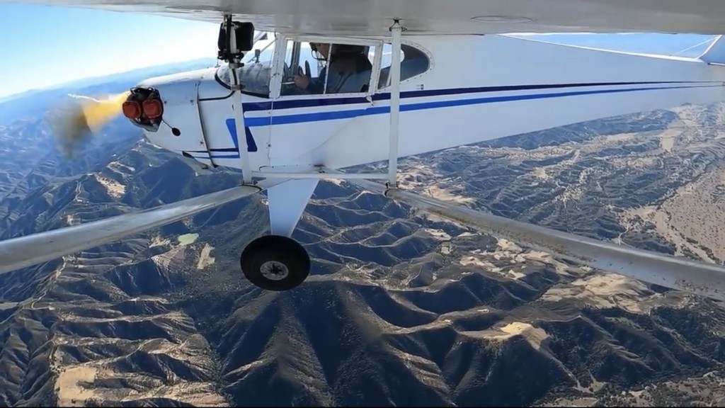 雅各（Trevor Jacob）駕駛小型飛機在南加州飛行。Youtube截圖