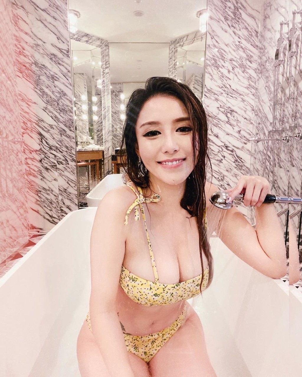 Phoebe還貼出性感水着照。