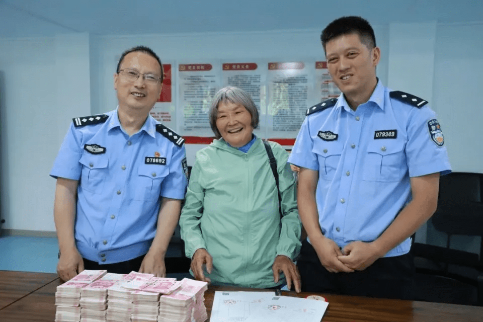 家住深山70歲老人把40多萬元養老錢藏家中，一夜被盜。警方連夜破案，人贓俱獲 。