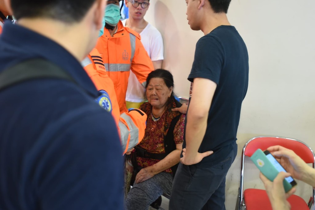 一名老婦感到不適。本報記者攝