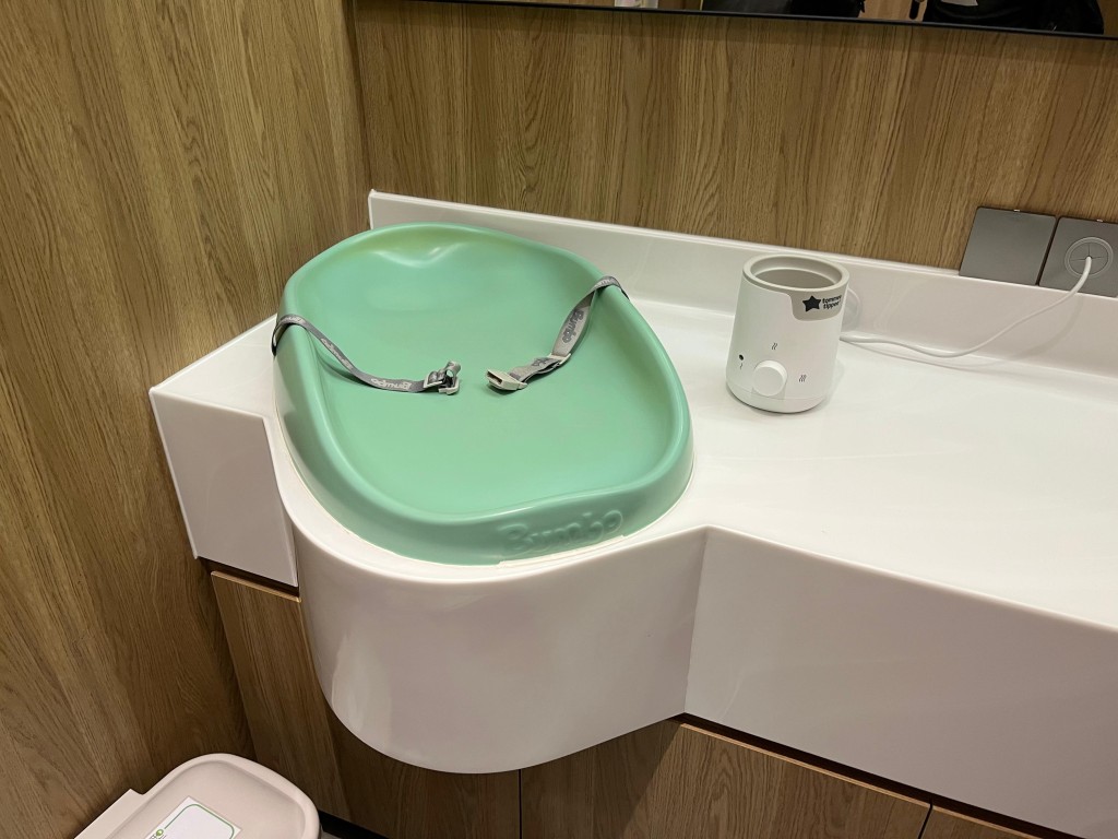 油塘大本型商場G樓育嬰間，配備有安全帶的換片台和暖奶器。