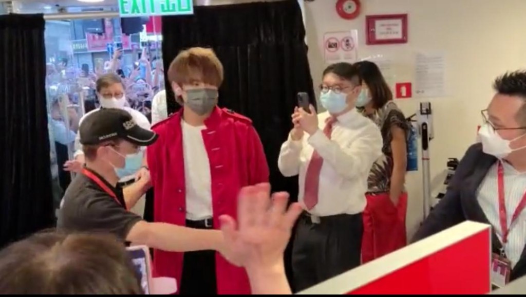 男職員也相當雀躍,不停舉機影相。