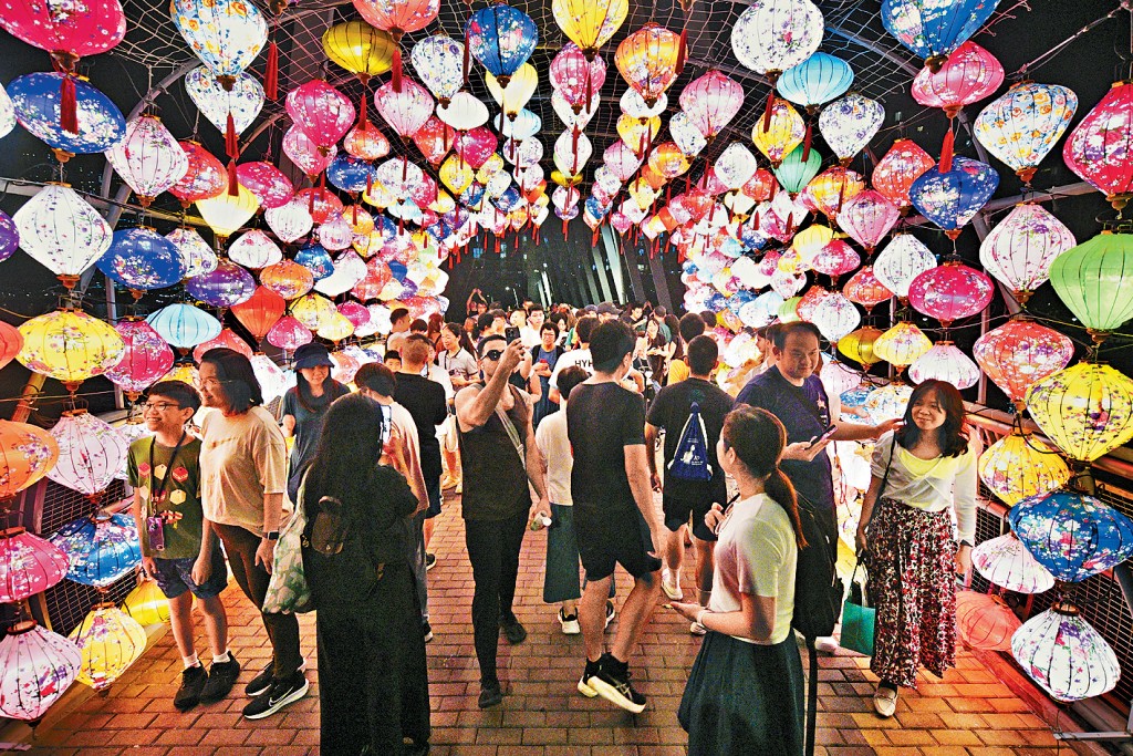 將軍澳海濱南橋懸掛約200個燈籠,吸引了近百名市民及旅客前來追月。