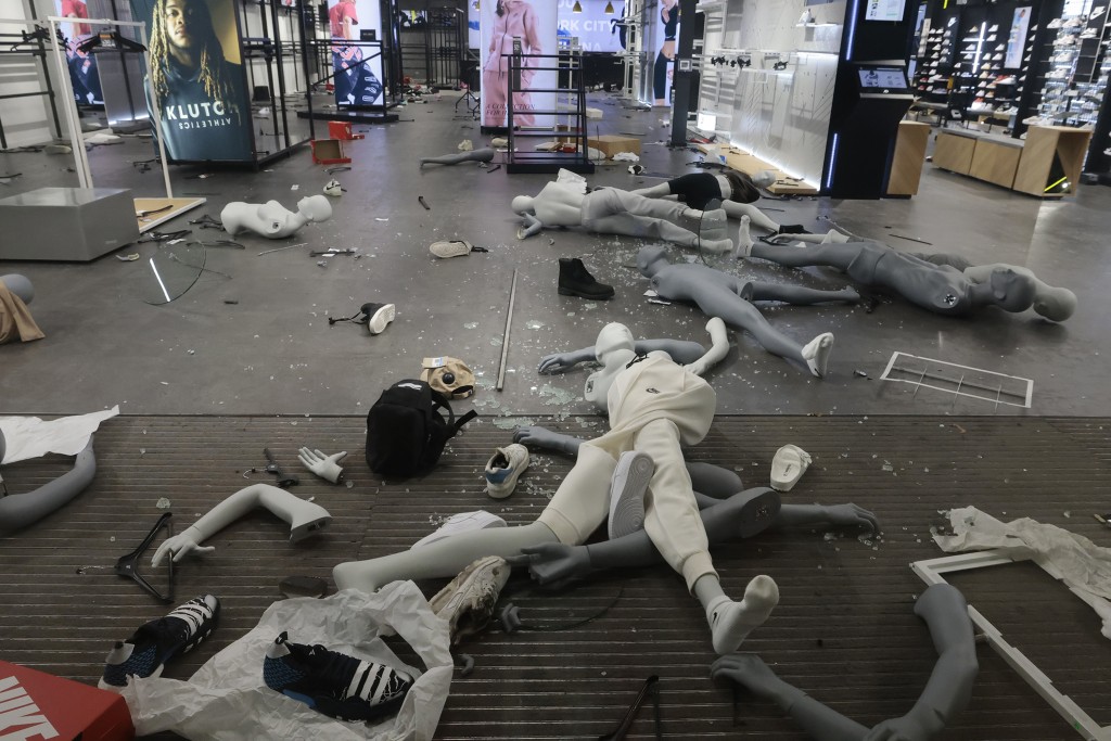 一家運動用品店拍到的照片顯示，服裝人形模特兒與球鞋散落一地。美聯社