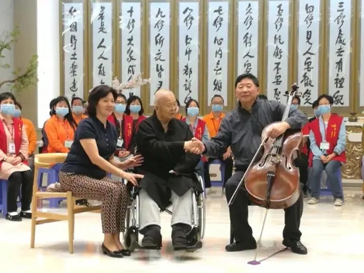 葉小文(右)曾和星雲法師(中)一起出席台灣的宗教活動。