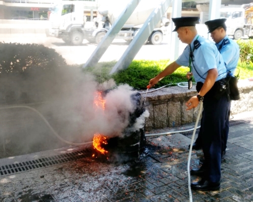 警員用水喉滅火。