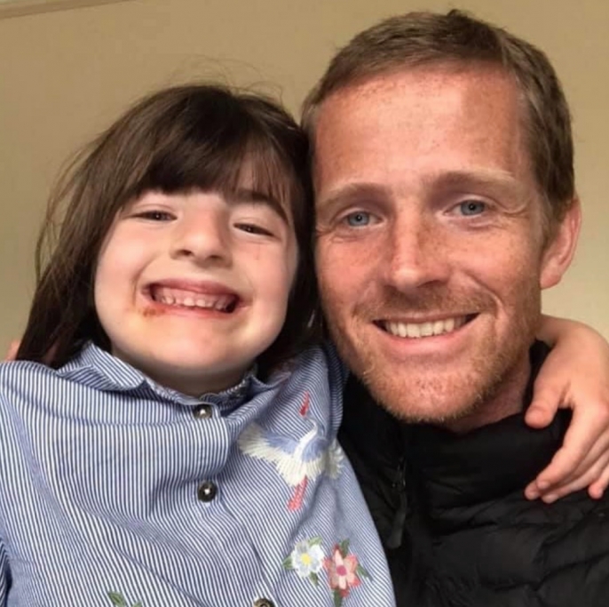 Chris為了8歲患罕見病的女兒 Hasti ,決定赤腳徒步1千多公里,去籌募資金及成立慈善機構。 網圖