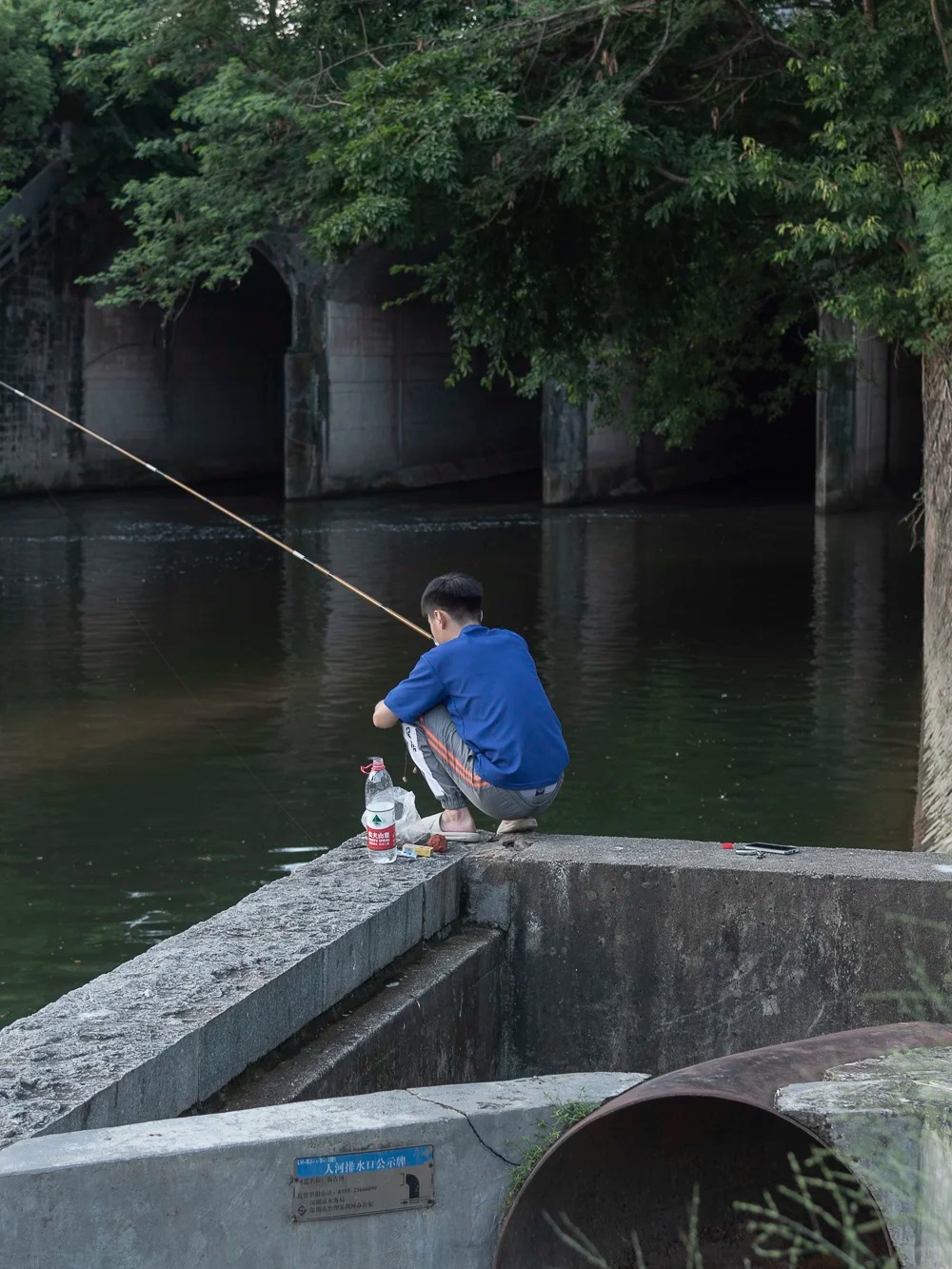 布吉河吸引許多人釣魚。小紅書