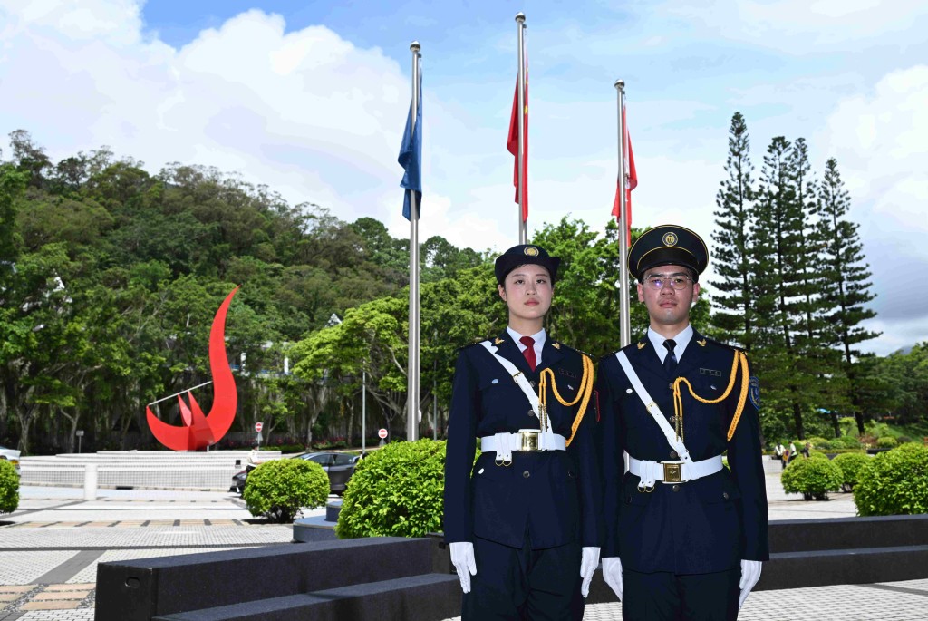 科大與科大(廣州)35名學生組成聯合學生國旗護衛隊,負責校內升旗禮。科大提供 科大與科大(廣州)35名學生組成聯合學生國旗護衛隊,負責校內升旗禮。科大提供