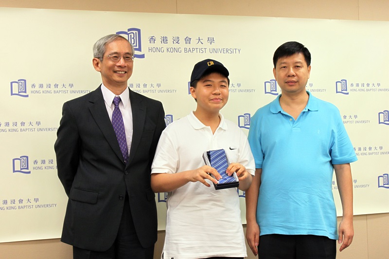 2011年，13歲的詩鈞完成學士和碩士銜頭。