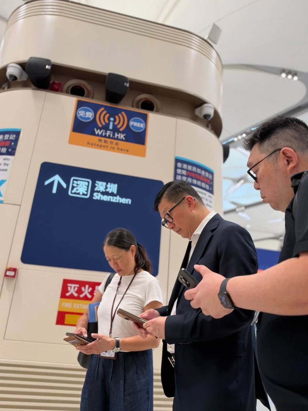 鄧炳強指新皇崗口岸Wi-Fi流量已大幅提升。 鄧炳強指新皇崗口岸Wi-Fi流量已大幅提升。
