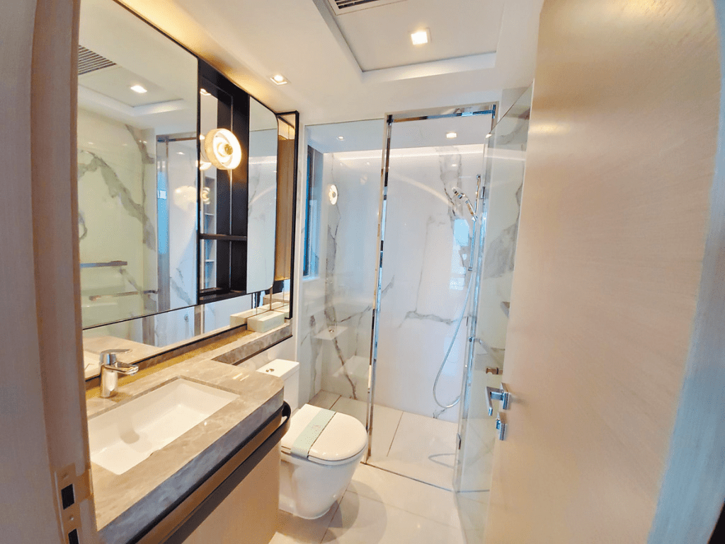 浴室設有鏡櫃，收納衛浴用品。