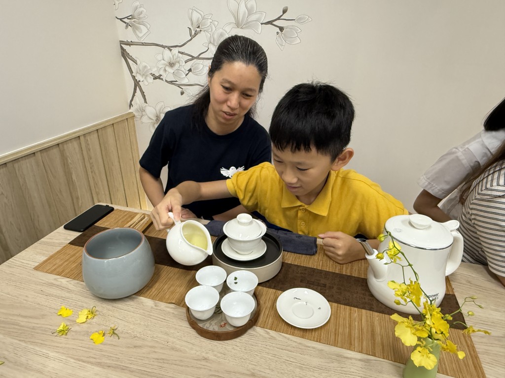 最新的「家長茶聚暨減壓工作坊」是茶藝，親子一同泡茶，樂也融融。（圖片來源：受訪學校提供）