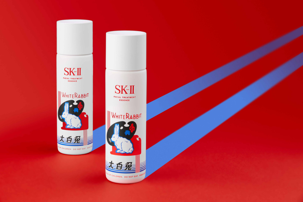 SK-II夥拍牛奶糖品牌大白兔合推SK-II新年限定版神仙水，瓶身飾以經典的紅、白、藍及黑色的大白兔圖案。