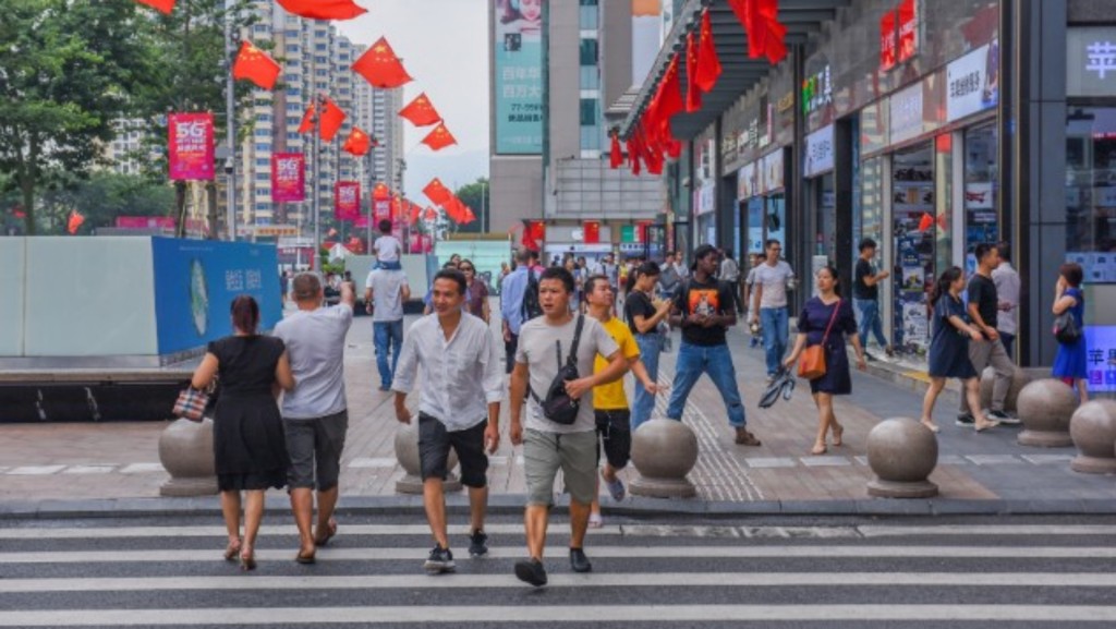 深圳去年常住人口减少1.98万。