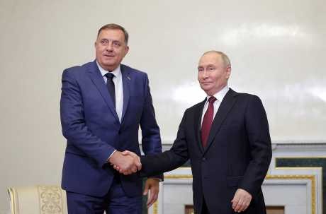 俄罗斯总统普京周四与塞尔维亚总统握手。路透社