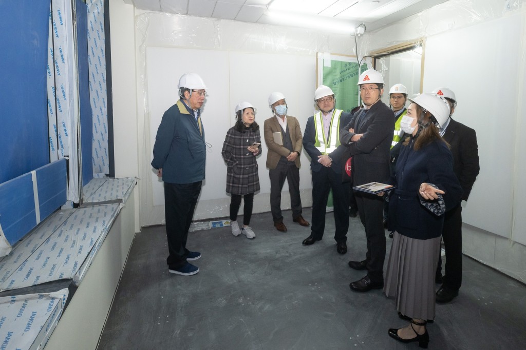 立法会主席梁君彦和政府跨部门团队视察立法会大楼扩建工程进度。