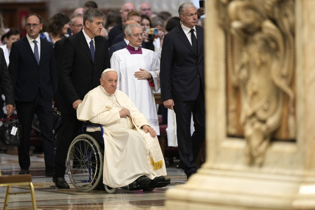 教宗近年亦因膝痛不時需用柺杖或輪椅出入。美聯社
