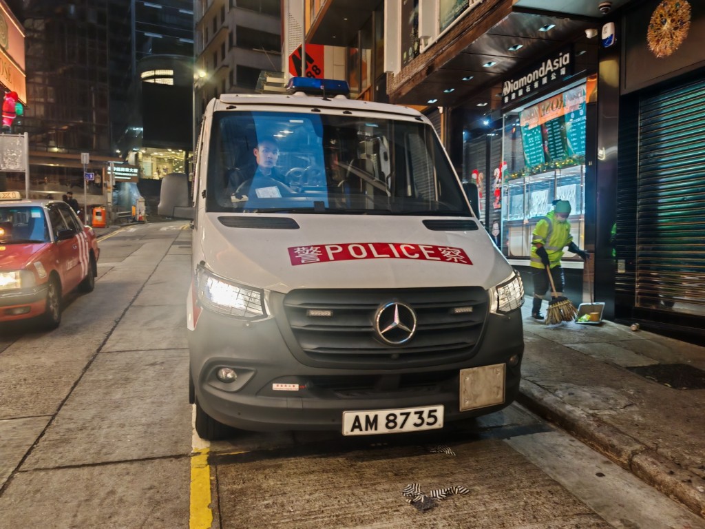 一輛保時捷與警車發生相撞。