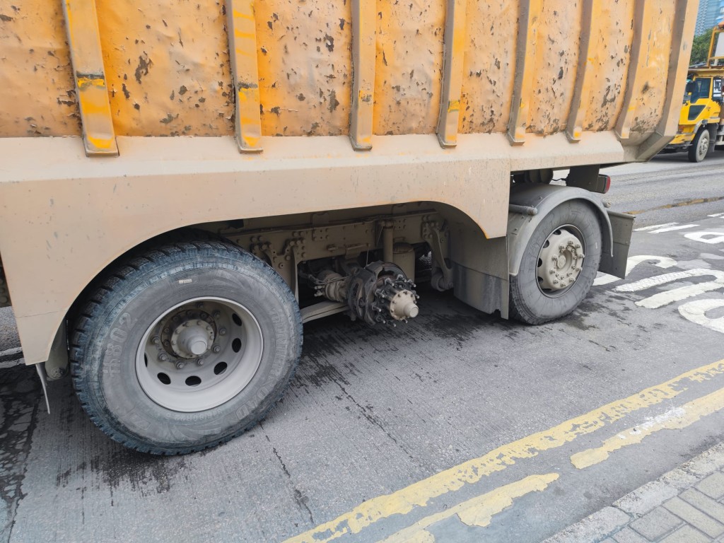 泥頭車行駛期間左邊尾部一個車轆突然飛脫。林思明攝
