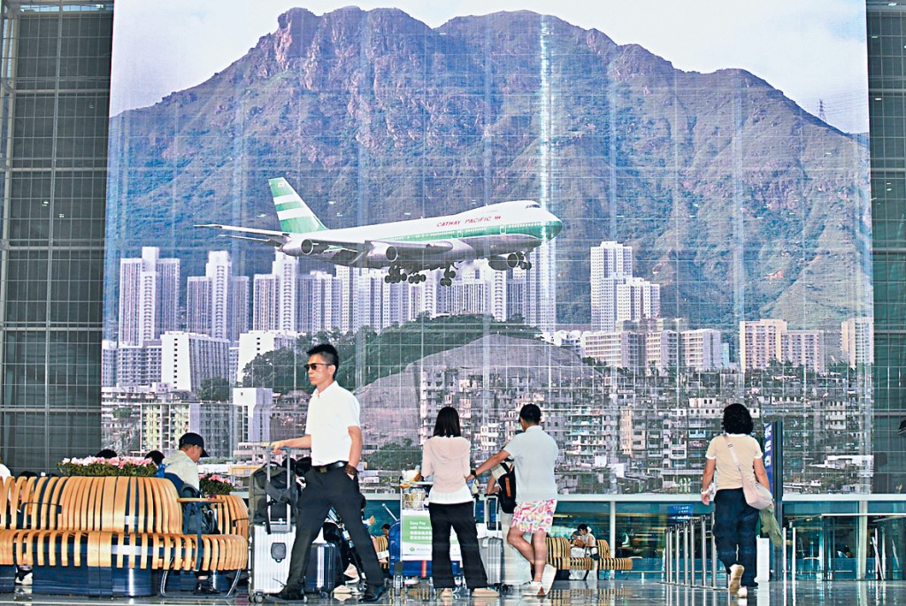 「躍動藝術之旅」展示啟德機場的舊照。