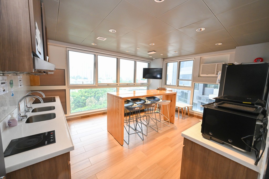 宿舍房間設備齊全,包括獨立洗手間、電熱水爐等,共用空間亦設有廚房和洗衣房。黃偉綸FB 宿舍房間設備齊全,包括獨立洗手間、電熱水爐等,共用空間亦設有廚房和洗衣房。黃偉綸FB