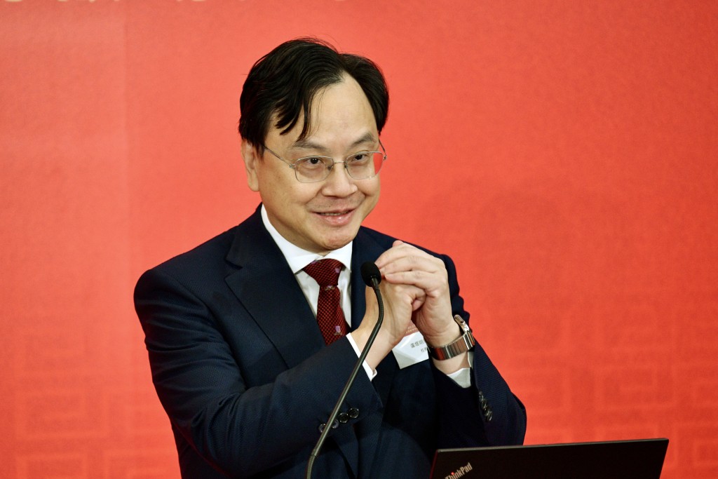 消息指,夏寶龍明天將與八大校長會面,圖為中大校長盧煜明。資料圖片 消息指,夏寶龍明天將與八大校長會面,圖為中大校長盧煜明。資料圖片