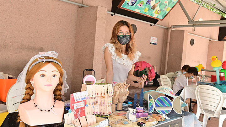 場內共設有13個攤位,展出及售賣手工藝品和提供藝術服務。