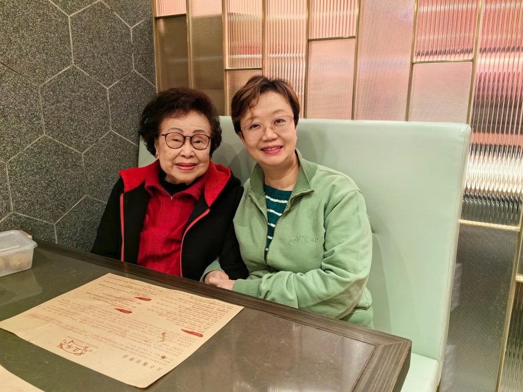 近日曾在《真情》擔任編審和編劇的陳寶華在IG貼上與「容姨」的合照。