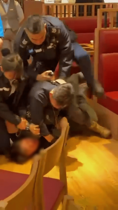 警員不斷要求女子冷靜。然而女子仍繼續手腳亂舞拒絕合作。
