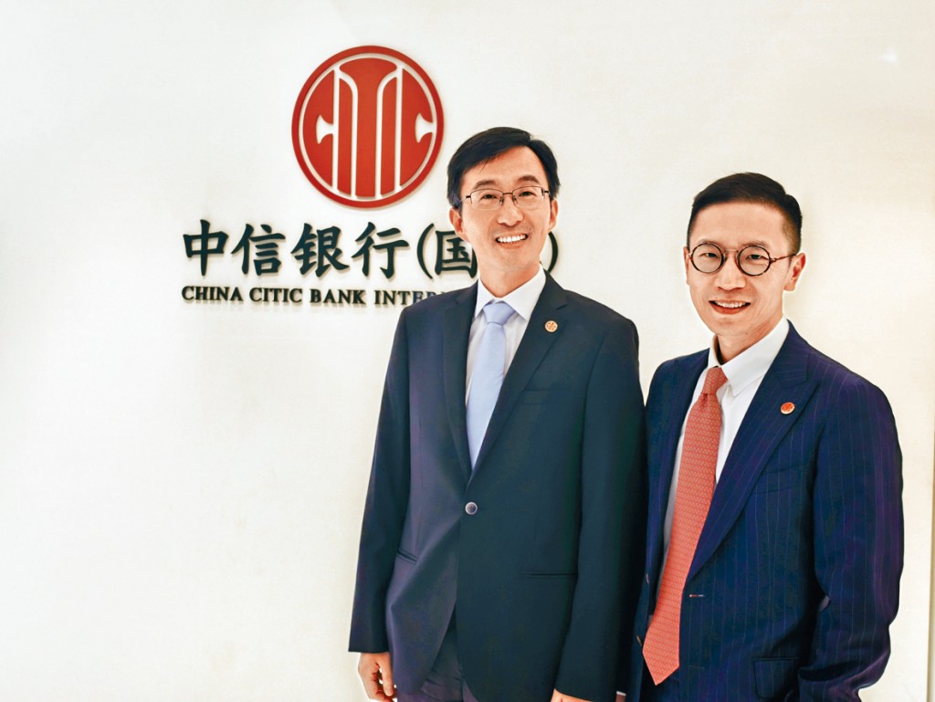 張浩恩（右）預計金價首季將於每盎司4000至5200美元區間上落。