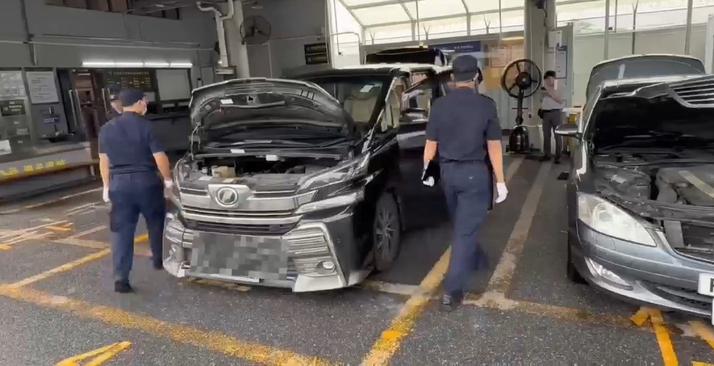涉案車輛藏有188條金魚。海關發布