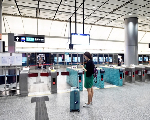 機場快綫由晚上7時起,只提供香港站至機場站來回服務,不停九龍站、青衣站、博覽館站。 資料圖片