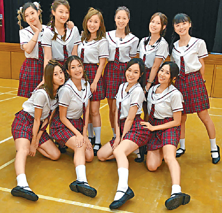 ■陳嘉桓（前排左二）和其他女藝人齊扮學生妹。
