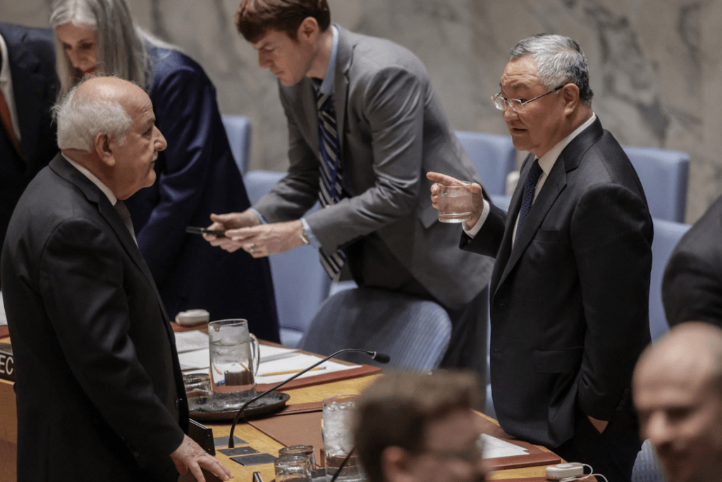 中俄否決安理會涉霍爾木茲海峽決議 批恐成侵略藉口。圖為中國常駐聯合國代表傅聰席間與巴勒斯坦常駐聯合國代表曼蘇爾（Riyad Mansour）交談。路透社