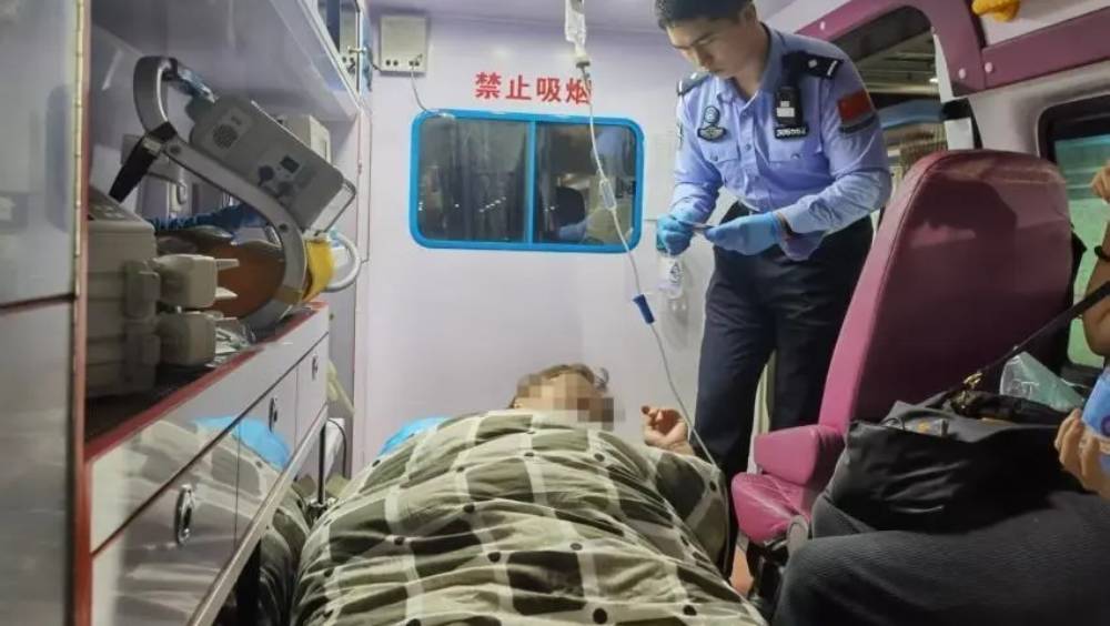 七旬港翁深圳突昏迷，兩地開綠色通道8分鐘通關急送院。 中新社