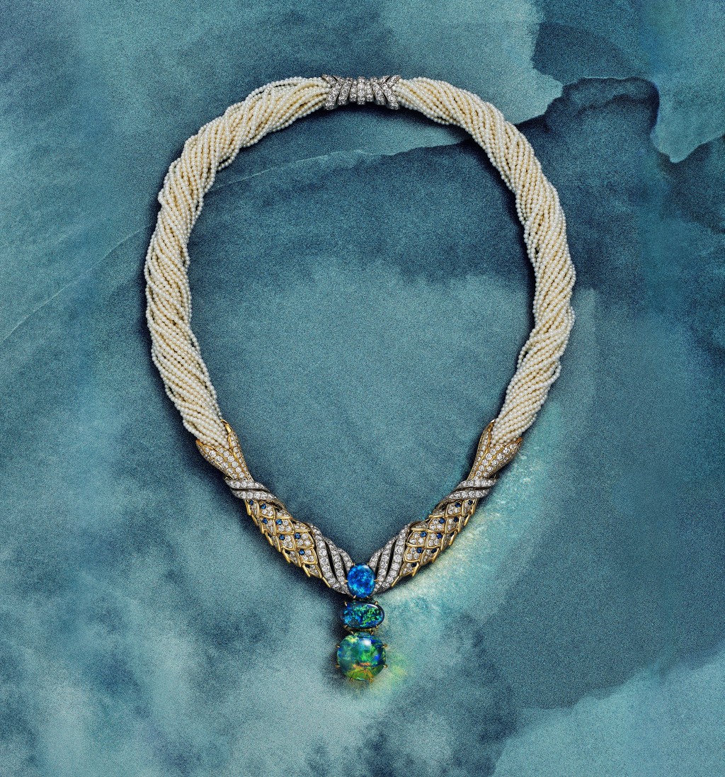 Mermaid鉑金及 1 8 K 黃金項鏈， 鑲嵌一顆重逾28卡黑色蛋白石， 配襯珍珠、淺藍色藍寶石及鑽石。