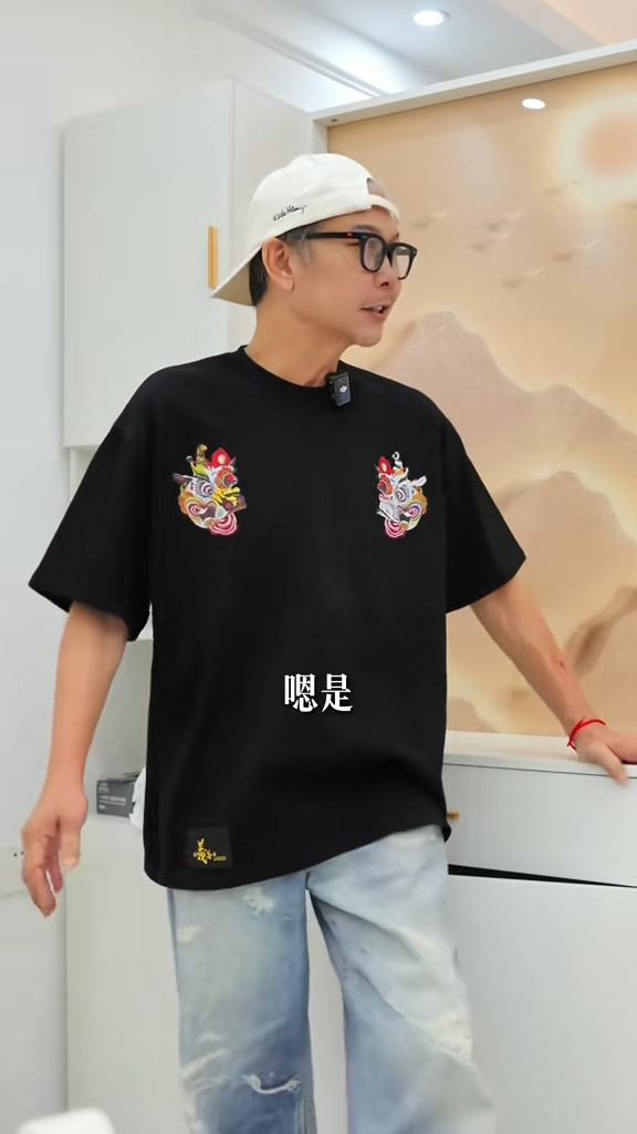 錢小豪說:「是,沒辦法,你們有空就過來。」 錢小豪說:「是,沒辦法,你們有空就過來。」