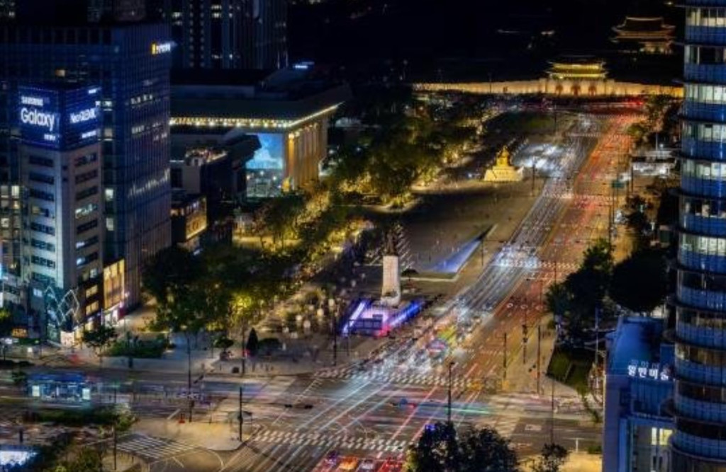 韩国红魔啦啦队申请于光化门广场举行打气活动。首尔市政府图片