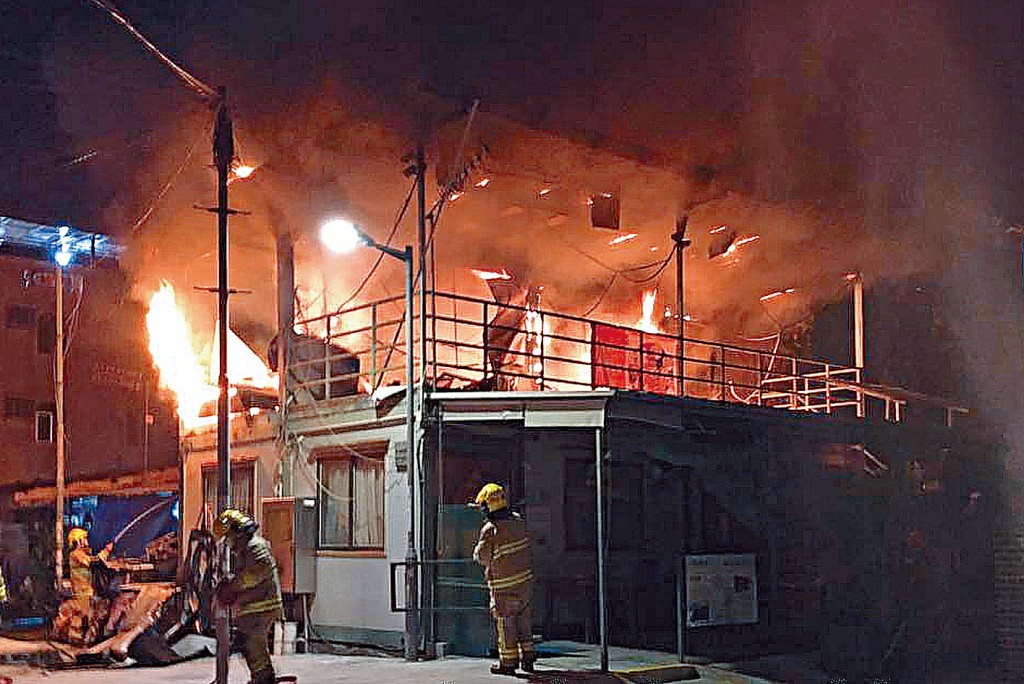 八鄉水頭村村民聯誼中心發生火警，消防員趕至灌救。