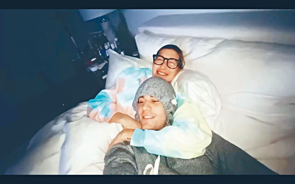 ■小Justin则与太太Hailey Baldwin晒甜蜜片段。
