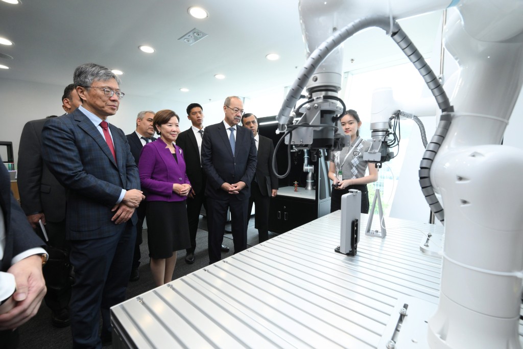 訪問團參觀科大馮諾伊曼研究院，了解新一代多模態AI系統、機械人智能技術、AI驅動三維理解與生成及醫療保健大模型等科研成果。 科大提供