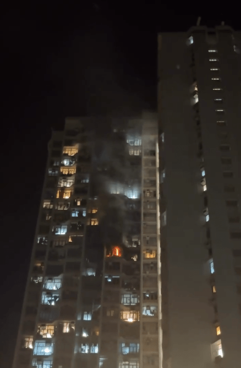 起火单位火舌窜出窗外，黑烟冲天。网上片段截图