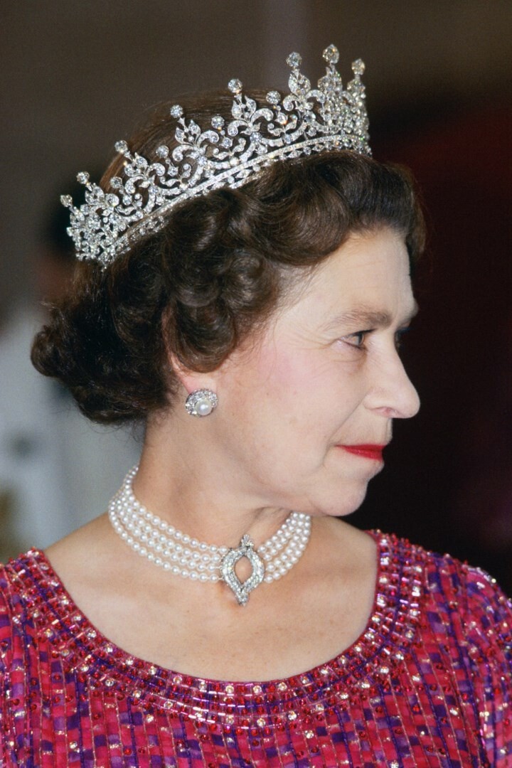 英女皇經常佩戴此珍珠項鏈，曝光率高，包括1983國事訪問孟加拉之行。