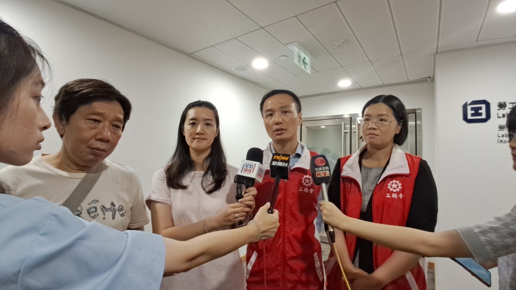 工聯會觀塘區議員余邵倫講述工友情況。 工聯會觀塘區議員余邵倫講述工友情況。